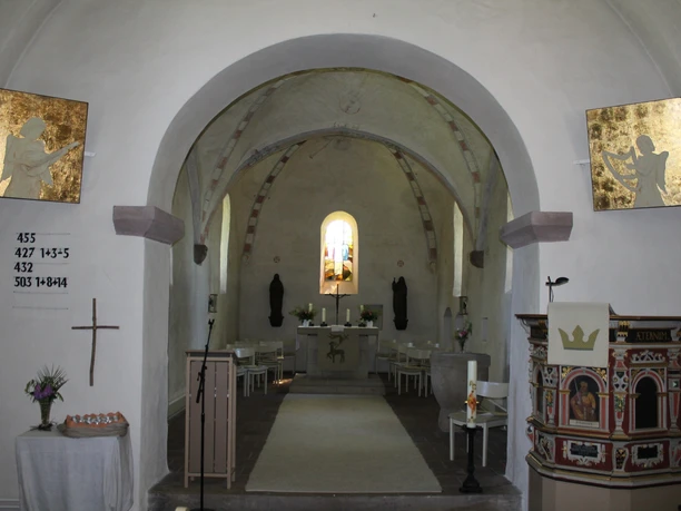 Kirche St. Cosmae et Damiani Hassel Innenraum Der Innenraum der St. Cosmae et Damiani Kirche beeindruckt mit schlichter Architektur und Altar.