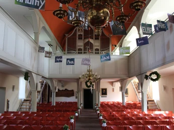 Kirche Uchte Innenansicht Innenansicht einer Kirche in Uchte mit roten Stühlen, Empore, Orgel und bunten Namensschildern.