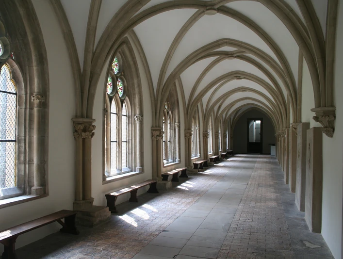 Kreuzgang Kloster Loccum Gotischer Kreuzgang mit hohen, gewölbten Decken und farbigen Glasfenstern im Kloster Loccum.Gothic cloister with high, vaulted ceilings and stained glass windows in Loccum Monastery.Gotisk kloster med høje, hvælvede lofter og farvede glasvinduer i Loccum Kloster.Gotisch klooster met hoge gewelfde plafonds en ramen van gekleurd glas in het klooster van Loccum.