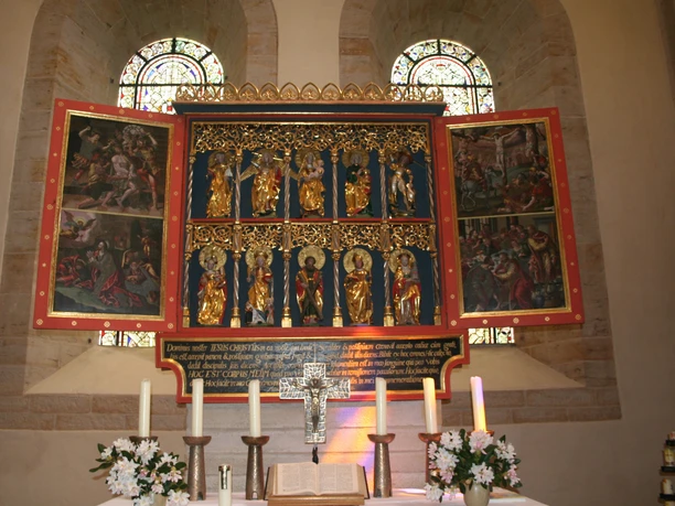 Altar im Kloster Loccum Et kunstfærdigt udsmykket alter med detaljerede relieffer og udskårne figurer i Loccum Abbey.