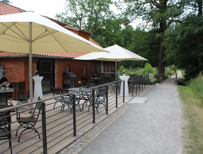 Klostermühle Heiligenberg Dieses Bild zeigt eine Terrasse der Klostermühle Heiligenberg mit Sitzgelegenheiten und Sonnenschirmen.This picture shows a terrace of the Heiligenberg monastery mill with seating and parasols.Dette billede viser en terrasse ved Heiligenberg klostermølle med siddepladser og parasoller.Op deze foto zie je een terras van de kloostermolen Heiligenberg met zitjes en parasols.