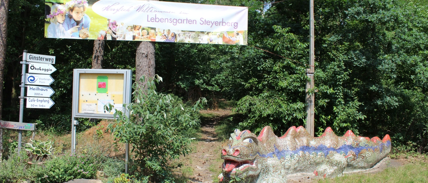Lebensgarten Steyerberg A colorful ceramic dragon greets visitors at the entrance to the Steyerberg Life Garden.