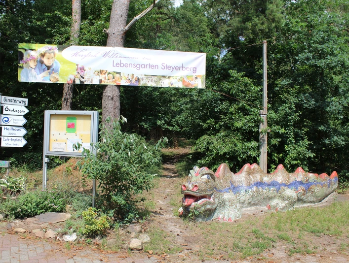 Lebensgarten Steyerberg Ein farbenfroher Keramikdrache begrüßt Besucher am Eingang des Lebensgarten Steyerberg.A colorful ceramic dragon greets visitors at the entrance to the Steyerberg Life Garden.En farverig keramikdrage hilser de besøgende velkommen ved indgangen til Steyerberg Life Garden.Een kleurrijke keramische draak begroet bezoekers bij de ingang van de Steyerberg Life Garden.