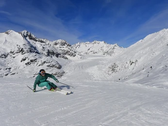 Skifahren-am-Aletschgletscher-Winter-Aletsch-Arena