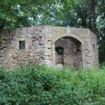Mühlenruine Rehburg Naturumgebene Ruine einer alten Mühle mit moosbewachsenen Steinen und einem offenen Bogendurchgang.