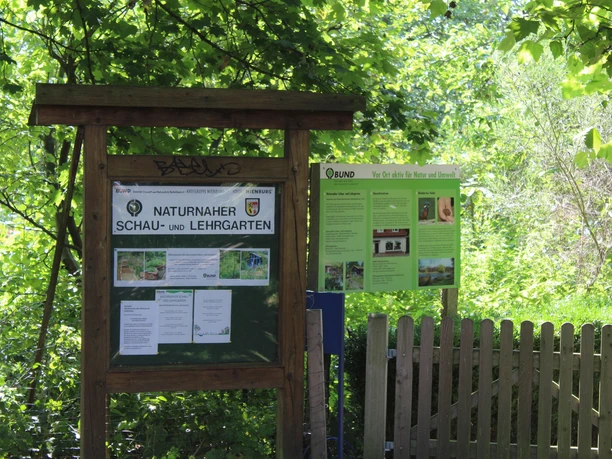 BUND Naturnaher Schau- und Lehrgarten Informationstafeln des BUND Naturnaher Schau- und Lehrgarten, umgeben von üppigem Pflanzenwuchs.
