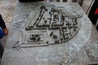 Bronzemodell einer historischen Stadtansicht mit maßstabsgetreuen Gebäuden und Reliefdetails.