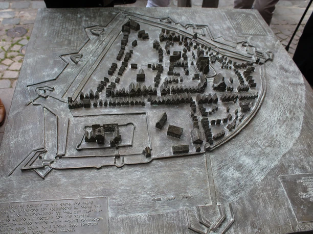 Bronzemodell einer historischen Stadtansicht mit maßstabsgetreuen Gebäuden und Reliefdetails.