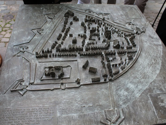 Stadtmodell Bronzemodell einer historischen Stadtansicht mit maßstabsgetreuen Gebäuden und Reliefdetails.