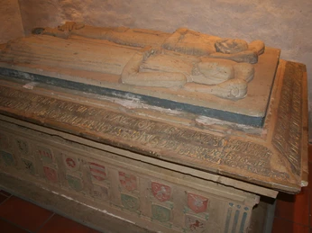 Sarkophag der Grafen von Hoya Sarkophag aus Sandstein mit liegenden Figuren und detailreicher Inschrift in einer alten Kapelle.Sandstone sarcophagus with reclining figures and detailed inscription in an old chapel.Sandstenssarkofag med liggende figurer og detaljeret inskription i et gammelt kapel.Zandstenen sarcofaag met liggende figuren en gedetailleerde inscriptie in een oude kapel.