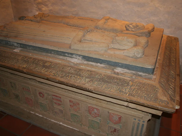 Sarkophag der Grafen von Hoya Sandstone sarcophagus with reclining figures and detailed inscription in an old chapel.