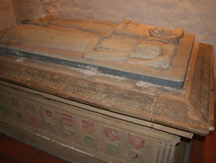 Sarkophag der Grafen von Hoya Sarkophag aus Sandstein mit liegenden Figuren und detailreicher Inschrift in einer alten Kapelle.Sandstone sarcophagus with reclining figures and detailed inscription in an old chapel.Sandstenssarkofag med liggende figurer og detaljeret inskription i et gammelt kapel.Zandstenen sarcofaag met liggende figuren en gedetailleerde inscriptie in een oude kapel.