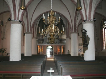 St. Martin Innenansicht Das Innere der St. Martin Kirche zeigt einen kunstvollen Kronleuchter und hohe Gewölbedecken.The interior of St. Martin's Church features an ornate chandelier and high vaulted ceilings.Det indre af St Martin's Church har en udsmykket lysekrone og høje hvælvede lofter.Het interieur van St Martin's Church heeft een sierlijke kroonluchter en hoge gewelfde plafonds.