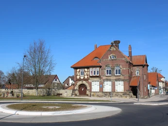 Historisches Polizeigebäude aus Backstein mit markantem Giebel und rotem Ziegeldach in Rehburg-Loccum.