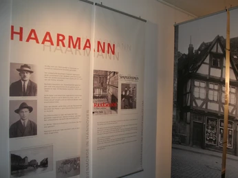 Fall Haarmann im Polizeimuseum Museumsausstellung über den berüchtigten Serienmörder Fritz Haarmann mit historischen Fotos und Texten.Museum exhibition about the notorious serial killer Fritz Haarmann with historical photos and texts.Museumsudstilling om den berygtede seriemorder Fritz Haarmann med historiske fotos og tekster.Museumtentoonstelling over de beruchte seriemoordenaar Fritz Haarmann met historische foto's en teksten.