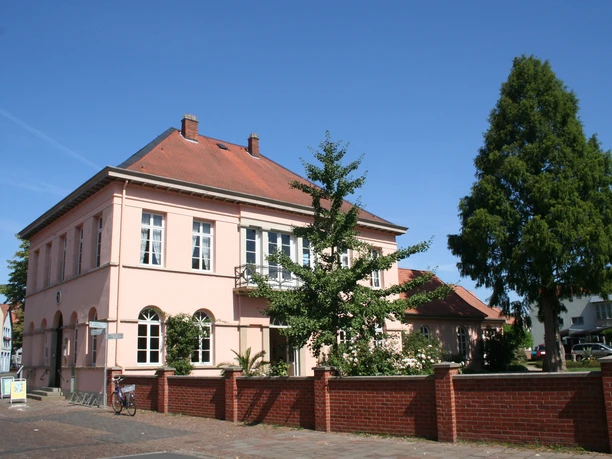 Quaet-Faslem-Haus Das historische Quaet-Faslem-Haus mit rotem Dach und großen Fenstern vor klarem, blauem Himmel.