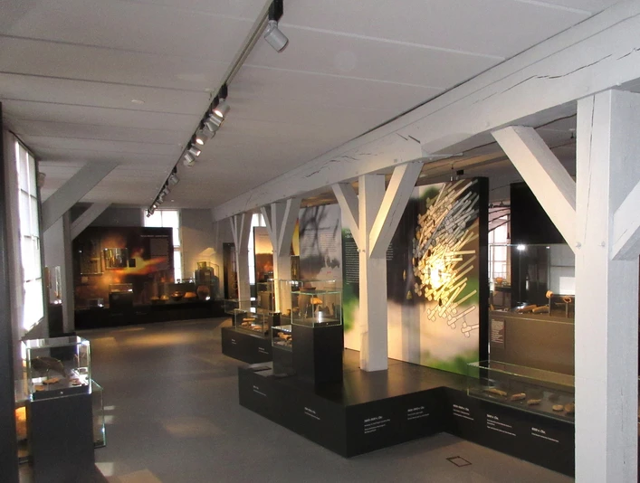 Ausstellung Museum Nienburg In einem modernen Ausstellungsraum im Museum Nienburg sind archäologische Funde stilvoll präsentiert.Archaeological finds are stylishly presented in a modern exhibition room in the Nienburg Museum.Arkæologiske fund præsenteres stilfuldt i et moderne udstillingsrum i Nienburg Museum.Archeologische vondsten worden stijlvol gepresenteerd in een moderne tentoonstellingsruimte in Museum Nienburg.