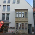 Renaissance-Erker Renaissance-Erker mit filigranen Reliefs an einem modernen Geschäftsgebäude in urbaner Umgebung.
