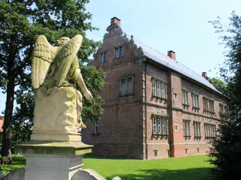 Schloss Erbhof Engelsstatue Skulptur eines Engels mit ausgebreiteten Flügeln vor einem herrschaftlichen Backsteinbau.Sculpture of an angel with outstretched wings in front of a stately brick building.Skulptur af en engel med udstrakte vinger foran en statelig murstensbygning.Sculptuur van een engel met uitgestrekte vleugels voor een statig bakstenen gebouw.
