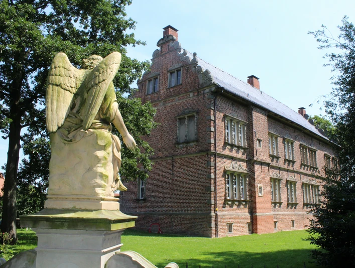Schloss Erbhof Engelsstatue Skulptur eines Engels mit ausgebreiteten Flügeln vor einem herrschaftlichen Backsteinbau.Sculpture of an angel with outstretched wings in front of a stately brick building.Skulptur af en engel med udstrakte vinger foran en statelig murstensbygning.Sculptuur van een engel met uitgestrekte vleugels voor een statig bakstenen gebouw.