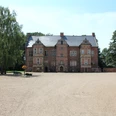 Historisches Schloss Erbhof Thedinghausen mit Backsteinfassade und großzügigem Vorplatz im Sommer.Historic castle Erbhof Thedinghausen with brick façade and spacious forecourt in summer.Det historiske slot Erbhof Thedinghausen med murstensfacade og stor forplads om sommeren.Historisch kasteel Erbhof Thedinghausen met bakstenen gevel en ruim voorplein in de zomer.