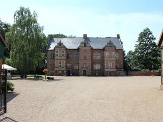 Schloss Erbhof Thedinghausen Historisches Schloss Erbhof Thedinghausen mit Backsteinfassade und großzügigem Vorplatz im Sommer.