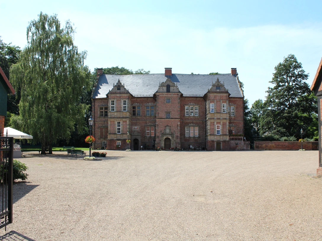 Schloss Erbhof Thedinghausen Historisches Schloss Erbhof Thedinghausen mit Backsteinfassade und großzügigem Vorplatz im Sommer.Historic castle Erbhof Thedinghausen with brick façade and spacious forecourt in summer.Det historiske slot Erbhof Thedinghausen med murstensfacade og stor forplads om sommeren.Historisch kasteel Erbhof Thedinghausen met bakstenen gevel en ruim voorplein in de zomer.