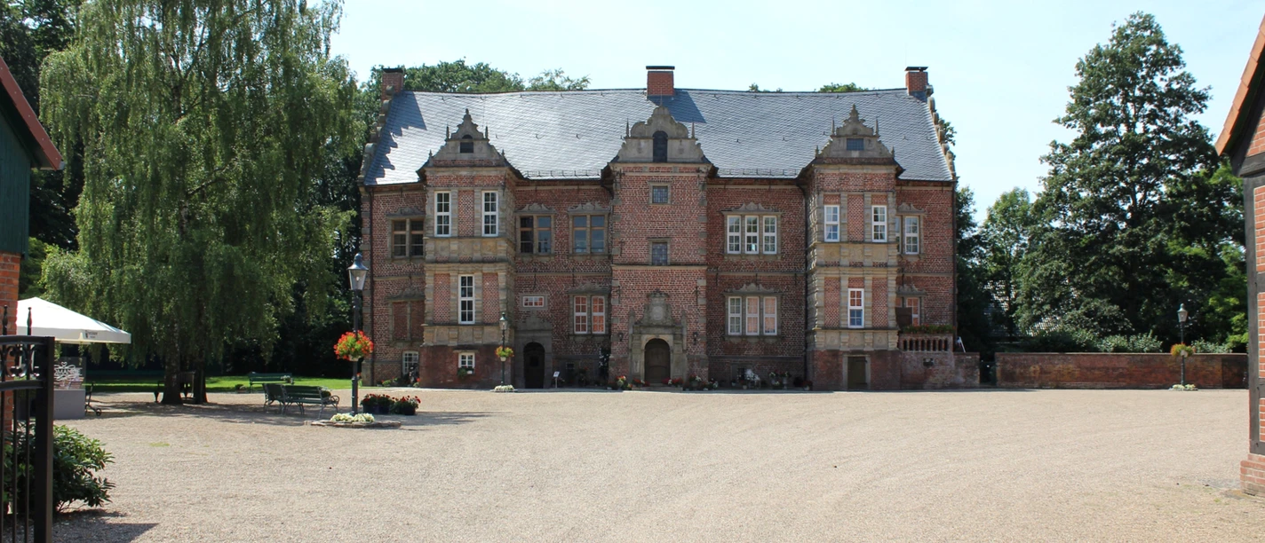 Schloss Erbhof Thedinghausen Historic castle Erbhof Thedinghausen with brick façade and spacious forecourt in summer.