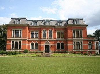 Schloss Etelsen mit rotem Backstein, symmetrischem Design und einem gepflegten Rasen im Vordergrund.Etelsen Castle with red brick, symmetrical design and a well-tended lawn in the foreground.Etelsen Slot med røde mursten, symmetrisk design og en velplejet græsplæne i forgrunden.Kasteel Etelsen met rode bakstenen, symmetrisch ontwerp en een verzorgd gazon op de voorgrond.