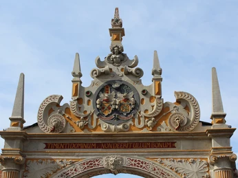 Detailreiche Nahaufnahme des kunstvollen Weserrenaissance-Portals mit reichen Verzierungen und Wappen.