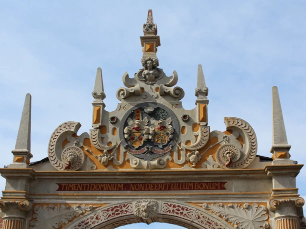 Detailreiche Nahaufnahme des kunstvollen Weserrenaissance-Portals mit reichen Verzierungen und Wappen.