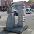 Die fünf Sinne Zwei moderne Steinskulpturen symbolisieren den Hör- und Geschmacksinn auf einem öffentlichen Platz.