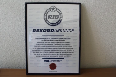 Urkunde Spargelskulptur Urkunde zur Anerkennung des größten Spargelsupermarkts, verliehen an die Realschule Nienburg 2010.