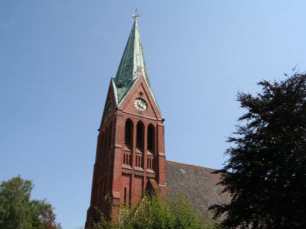 St. Cosmae und Damiani ist eine gotische Backsteinkirche mit markantem Turm und Uhrwerk im Zentrum.