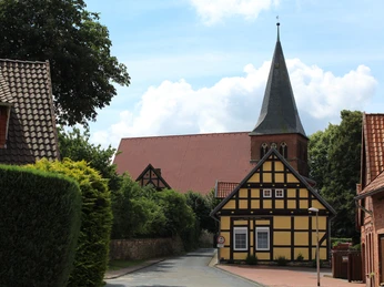 St. Laurentius-Kirche in Liebenau mit ihrem markanten Turm eingebettet in eine ländliche Umgebung.
