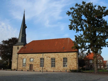 St. Martini-Kirche Rehburg St. Martini-Kirche in Rehburg, ein romanisches Bauwerk mit einem markanten Turm und roten Ziegeldach.