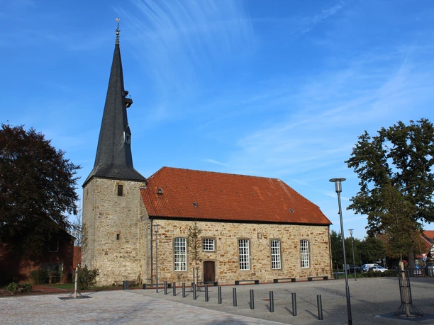 Historische St. Martini-Kirche in Rehburg mit rotem Ziegeldach und markantem gotischen Kirchturm.
