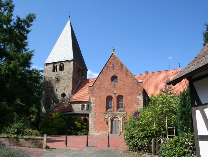 St.-Clemens-Romanus-Kirche Marklohe St.-Clemens-Romanus-Kirche in Marklohe, rot verklinkert mit markantem Kirchturm und grüner Umgebung.