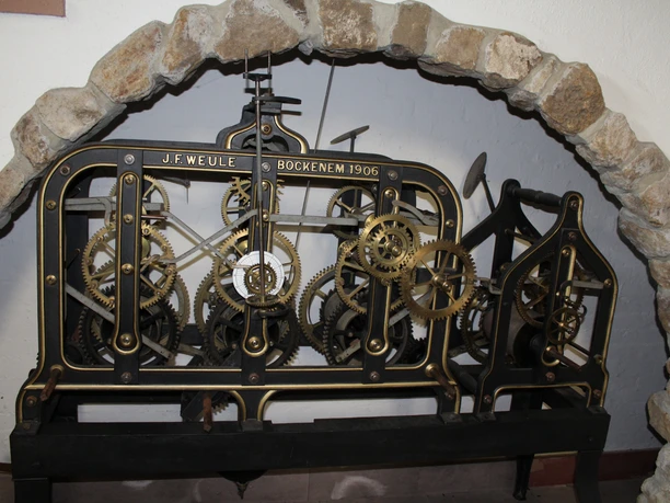 St.-Gangolf-Kirche in Wietzen Uhrwerk Mechanisches Uhrwerk von J.F. Weule, Bockenem 1906, aus Metall mit sichtbaren Zahnrädern und Hebeln.