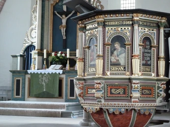 St. Laurentius-Kirche Achim Kanzel Kanzel der St. Laurentius-Kirche in Achim, reich verziert mit biblischen Figuren und Inschriften.