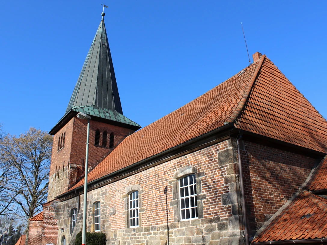 St.-Martin-Kirche Holtorf St.-Martin-Kirche in Holtorf mit markantem roten Ziegeldach und hohem, spitzem Kirchturm.St. Martin's Church in Holtorf with its striking red tiled roof and tall, pointed church tower.Martin's Church i Holtorf med sit markante røde tegltag og høje, spidse kirketårn.St Martin's Church in Holtorf met zijn opvallende rode pannendak en hoge, spitse kerktoren.