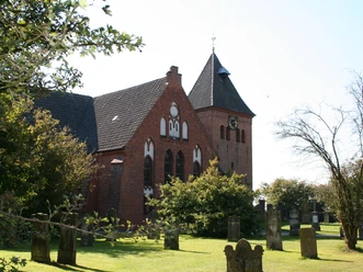 Die St.-Sigismund-Kirche in Daverden ist eine mittelalterliche Backsteinkirche mit markantem Uhrenturm.