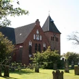 Die St.-Sigismund-Kirche in Daverden ist eine mittelalterliche Backsteinkirche mit markantem Uhrenturm.