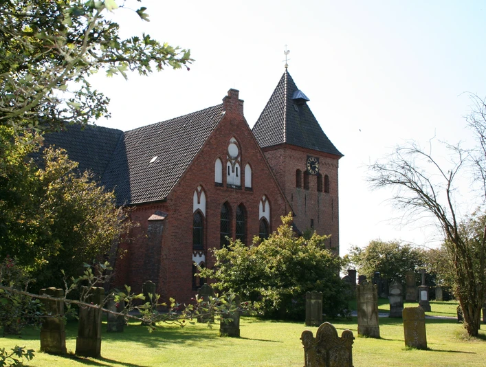 Die St.-Sigismund-Kirche in Daverden ist eine mittelalterliche Backsteinkirche mit markantem Uhrenturm.