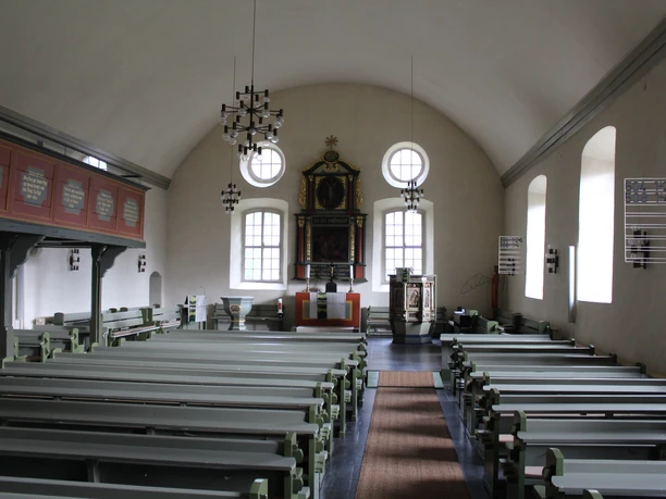Innenraum Kirche Steimbke Der Innenraum der Kirche Steimbke mit weißen Wänden, Holzbankreihen und kunstvoller Kanzel.