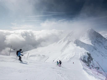 Skifahren-dynamisch-Familie-Fiesch-Eggishorn-Winte