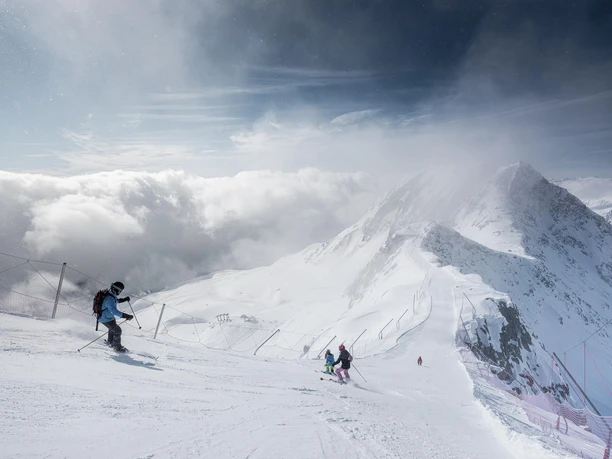 Skifahren-dynamisch-Familie-Fiesch-Eggishorn-Winte