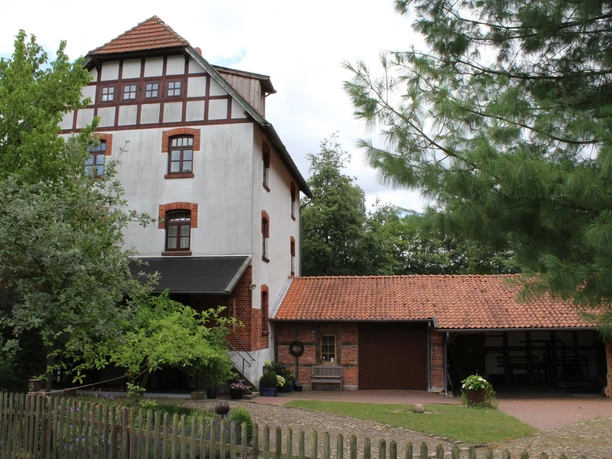Wassermühle Blenhorst, ein Fachwerkgebäude mit roten Ziegeln und einem weitläufigen Garten.