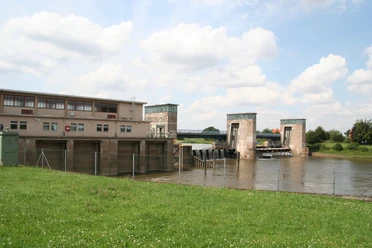 Wehr Drakenburg: Eine imposante Schleusenanlage mit Brücken in ländlicher Umgebung vor blauem Himmel.