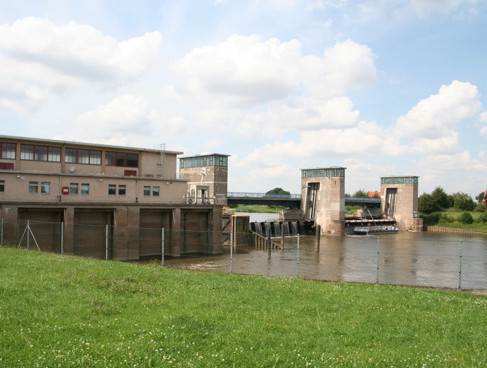 Wehr Drakenburg: Eine imposante Schleusenanlage mit Brücken in ländlicher Umgebung vor blauem Himmel.